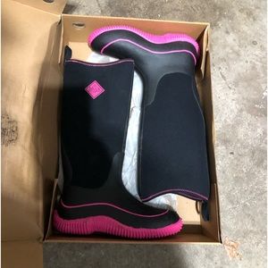 Selling Muck boots size 8 women’s they are brand new. Black and pink